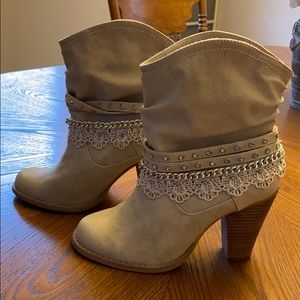 Women’s boots size 6